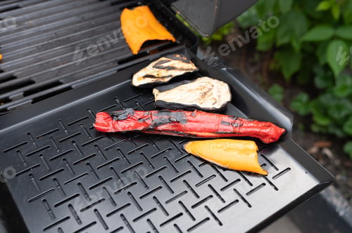 Preview: Grilled vegetables on outdoor bbq red pepper, yellow pepper, eggplant
