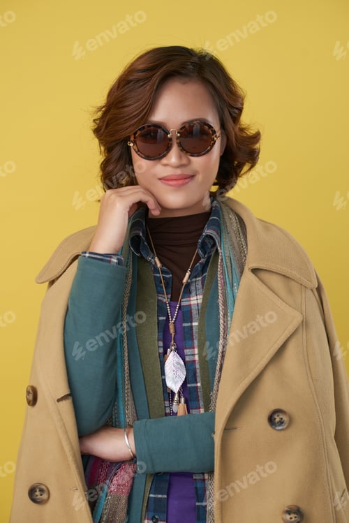 Preview: Positive Woman in Stylish Clothes