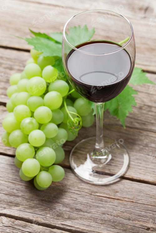 Preview: Wine glass and grapes