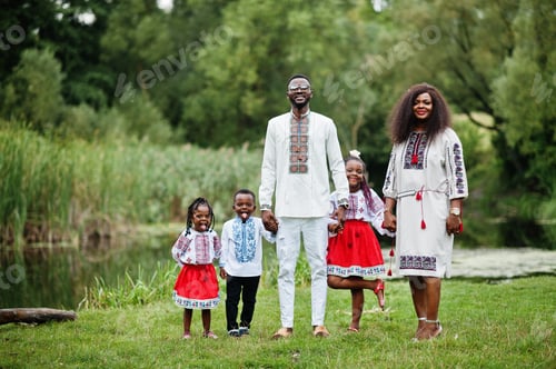 Preview: African family in traditional clothes