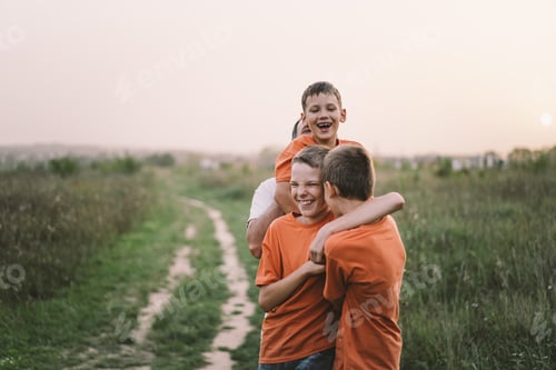 Visualização: Feliz Dia dos Pais. Pai e filho estão andando no campo.