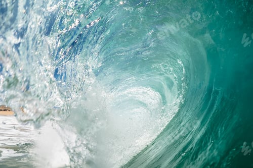 Preview: Beautiful dark ocean wave