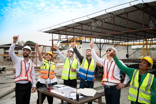 Preview: Construction engineers, architects, and foremen form a group. Participate in a meeting