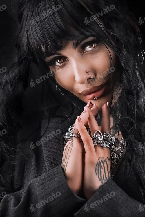Preview: Beautiful Portrait of Young & Elegant Woman Posing