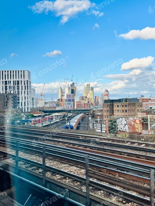 Visualização: Vistas da cidade a partir do trem.