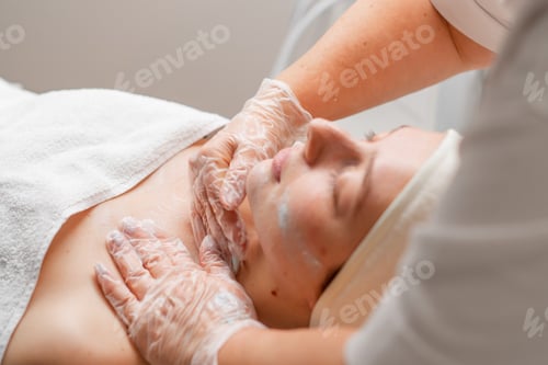 Preview: Woman in spa salon for cosmetic procedures for the care of the face and neck