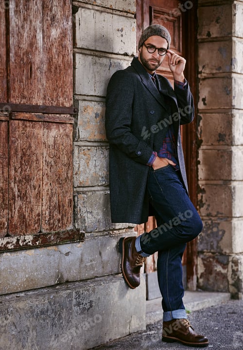 Vista previa: A gentlemen attracts the attention of many