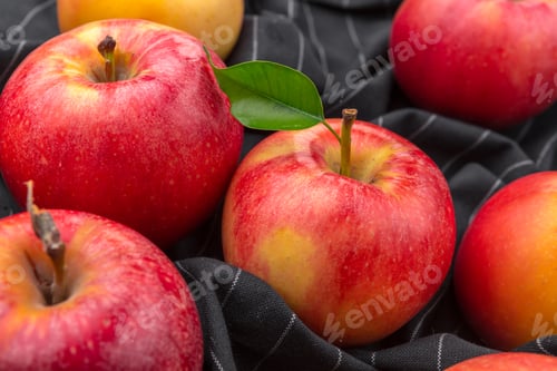 Preview: Fresh red apples
