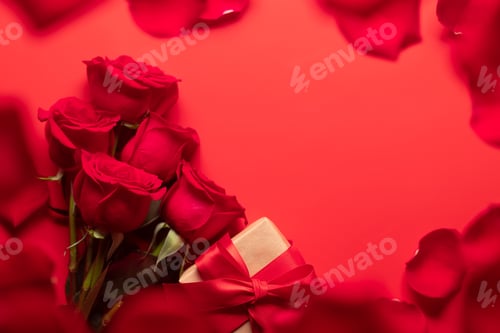 Preview: Valentines day card with gift box and rose flowers