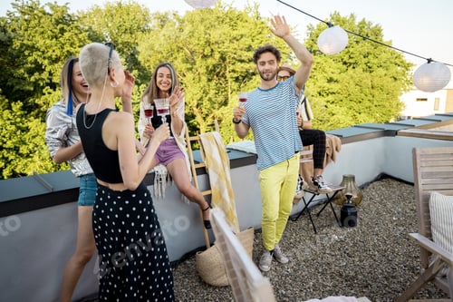 Visualização: Amigos elegantes em festa no terraço