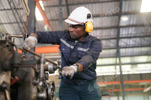 Preview: Professional heavy industry worker at factory(Multiple values)