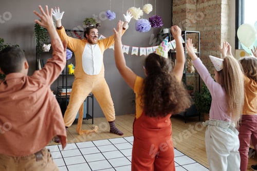 Preview: Animator entertains children on holiday