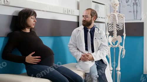 Preview: Female patient expecting child and asking doctor for advice
