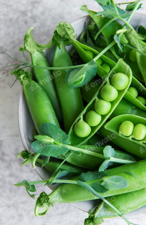 Preview: Fresh green peas pods