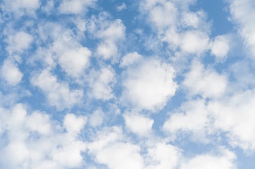 Vorschau: Blauer Himmel mit weißen Wolken. Abstrakter Himmelshintergrund