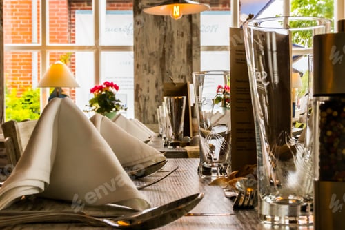 Preview: Empty table in a restaurant during lunchtime