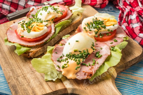 Preview: Sandwich with tomatoes, eggs and lettuce.