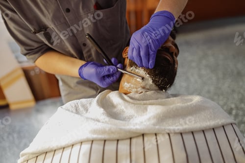 Preview: Barber is doing haircut