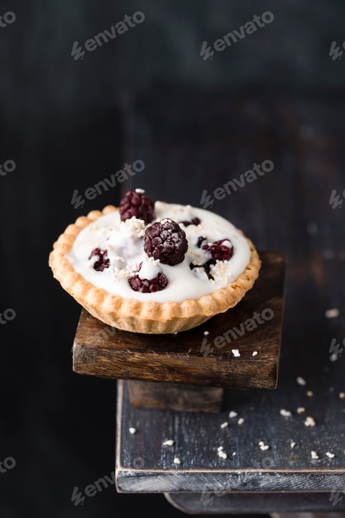 Preview: Tartlet with natural yoghurt filling, blackberries and popped amarant