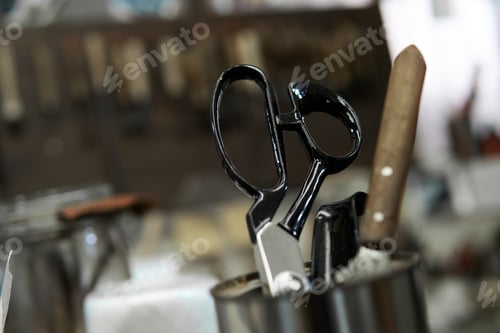 Preview: Cutting scissors in a can at the shoemaking workshop