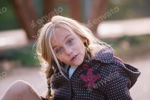 Preview: little blonde girl portrait