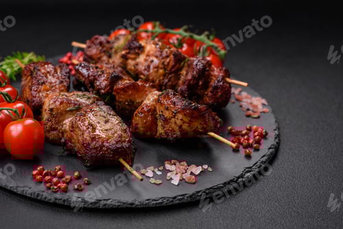 Vista previa: Deliciosas brochetas de pollo, pavo o cerdo a la parrilla con sal, especias y hierbas