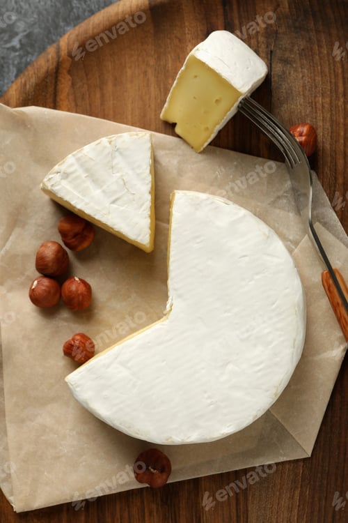 Preview: Board with camembert and hazelnut, top view