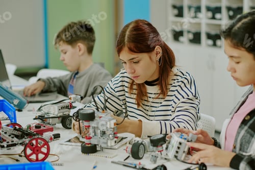 Vista previa: Focused Girl in Classroom