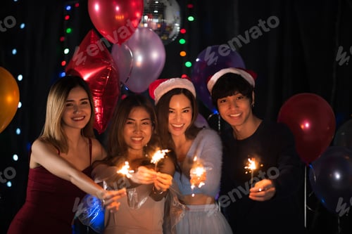 Visualização: Felizes amigos asiáticos comemorando a véspera de ano novo de 2021 - pessoas se divertindo juntas