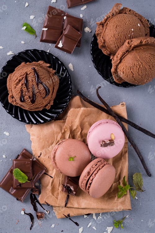 Preview: Chocolate macaroons with ice cream