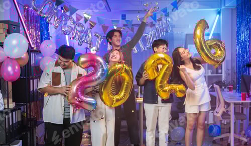 Visualização: Felizes colegas de trabalho asiáticos comemorando o Ano Novo de 2026, festa de escritório com champanhe e confete