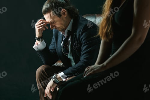 Vista previa: The Artist Or Mature Man Wearing Suit In A Classical Retro Fashion Style. The Woman Standing Near