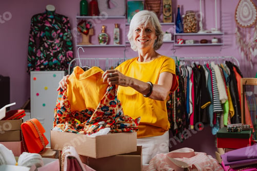 Preview: Senior woman selling clothes and accessories online.
