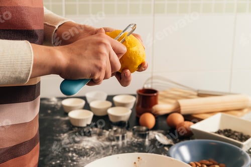 Preview: Beautiful Woman peel lemon.