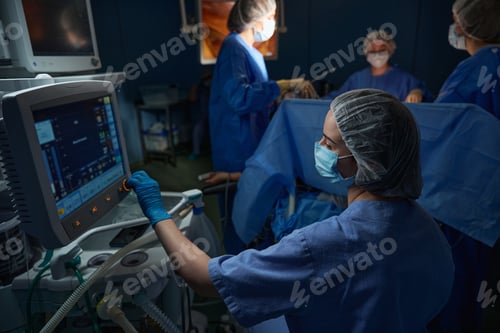 Preview: Nurse near the screen of the artificial lung ventilation equipment