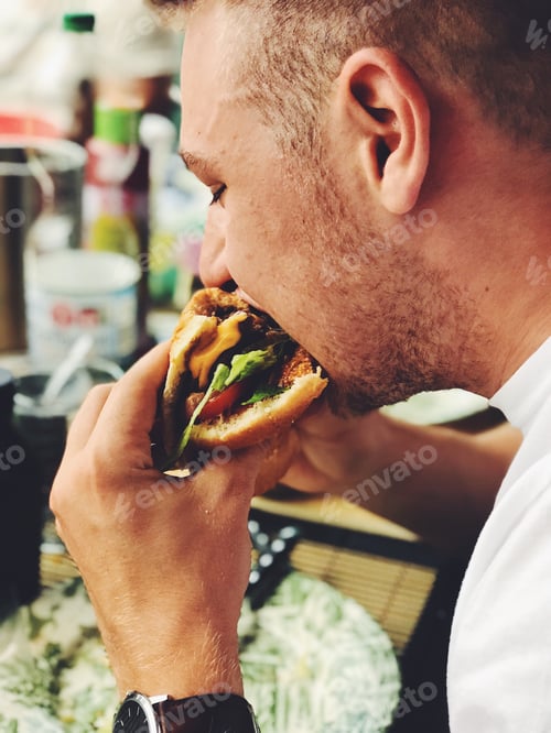 Preview: Young man eats cheeseburger