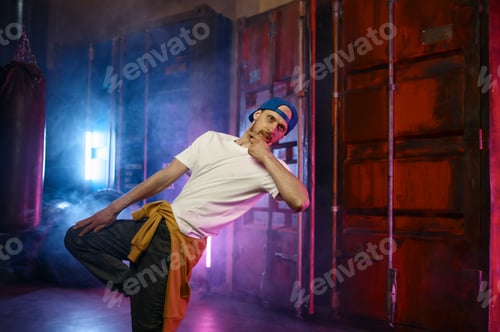 Preview: Cool Hip hop dancer in trendy street clothes dancing