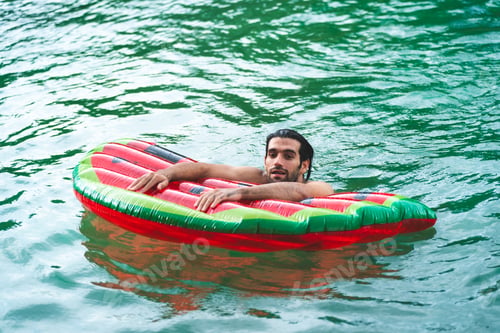 Preview: Summer Fun at the Poolside Resort: Fashionable Friends Enjoying Drinks and Relaxation