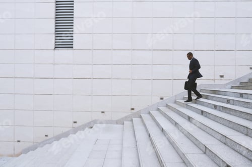 Vorschau: Manager rennt die Treppe hinunter