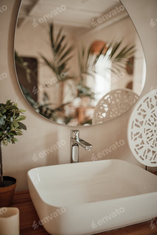 Visualização: Interior luxuoso de uma grande casa de banho em estilo africano moderno com banheira oval em iluminação natural