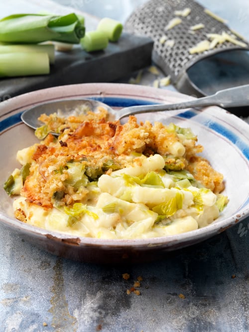 Preview: Food, vegetarian meals, macaroni cheese and leek and smoked cheese crumb