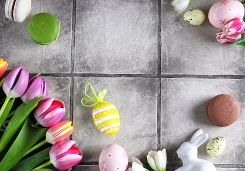 Preview: Easter composition with flowers and colored eggs
