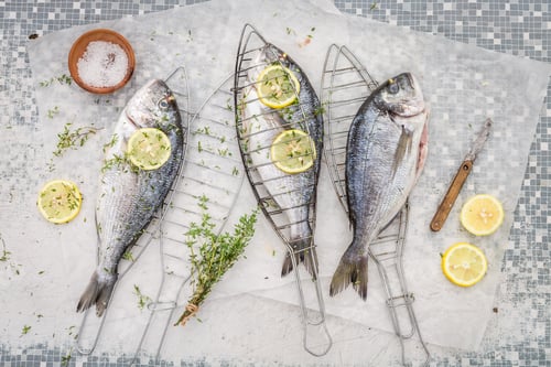 Preview: Preparing sea breams with salt and thyme for grill