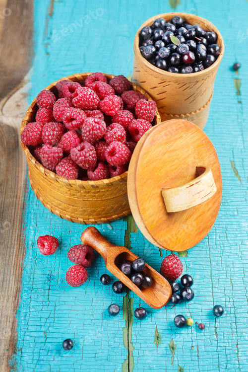 Preview: Raspberries and blueberries