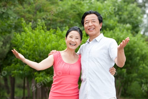 Preview: Senior couple in park