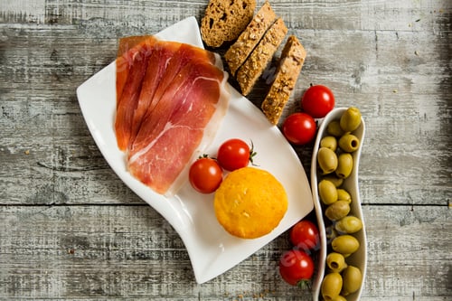 Preview: Fresh food on the table