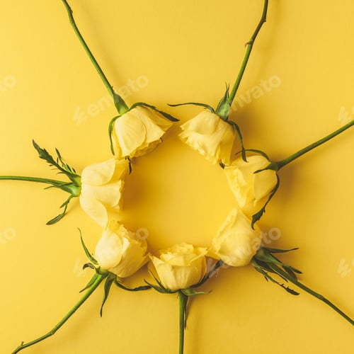 Preview: Fresh yellow roses composition