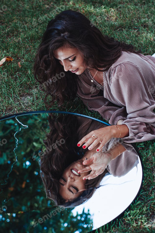 Preview: Mirror, mirror on the ground