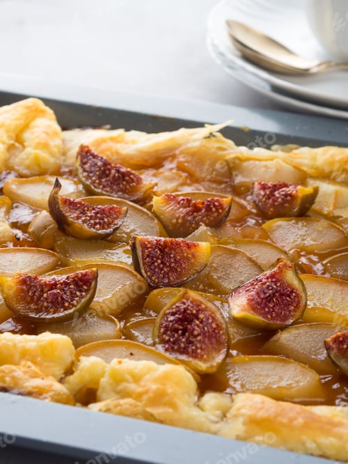 Preview: Puff pastry pie with pears and figs