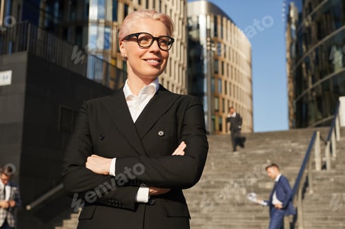 Preview: Successful businesswoman in the city